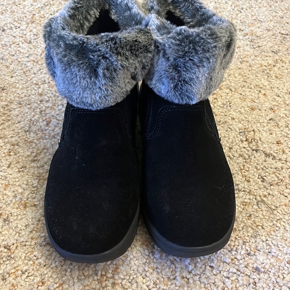 KHOMBU BLACK BOOTS WITH GRAY FUR TRIM